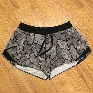 Lululemon Hotty Hot Short Long 4 Black/White Sz 12